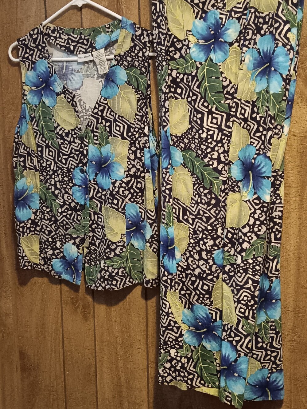 WHITE STAG LADIES 2 PC CAPRI SET. TOP, AND CAPRIS.